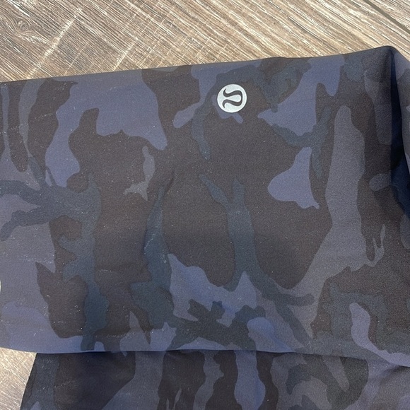 Lululemon Size 4 cropped camo leggings - Picture 7 of 7